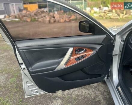 Серый Тойота Камри, объемом двигателя 2.4 л и пробегом 270 тыс. км за 8300 $, фото 10 на Automoto.ua