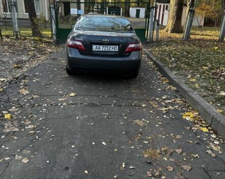 Серый Тойота Камри, объемом двигателя 2.4 л и пробегом 332 тыс. км за 7000 $, фото 2 на Automoto.ua