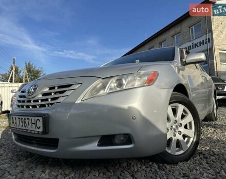 Сірий Тойота Камрі, об'ємом двигуна 2.4 л та пробігом 241 тис. км за 7700 $, фото 1 на Automoto.ua