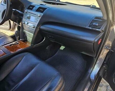 Серый Тойота Камри, объемом двигателя 2.4 л и пробегом 358 тыс. км за 10000 $, фото 18 на Automoto.ua