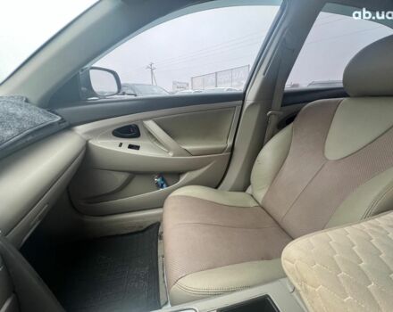 Серый Тойота Камри, объемом двигателя 2.4 л и пробегом 320 тыс. км за 5990 $, фото 19 на Automoto.ua