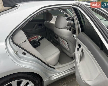 Сірий Тойота Камрі, об'ємом двигуна 2.4 л та пробігом 235 тис. км за 8300 $, фото 10 на Automoto.ua