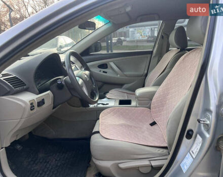 Серый Тойота Камри, объемом двигателя 2.4 л и пробегом 350 тыс. км за 7900 $, фото 3 на Automoto.ua