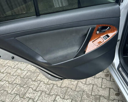 Серый Тойота Камри, объемом двигателя 2.4 л и пробегом 240 тыс. км за 7700 $, фото 5 на Automoto.ua