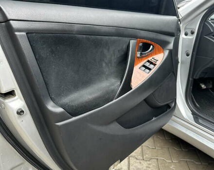 Серый Тойота Камри, объемом двигателя 2.4 л и пробегом 240 тыс. км за 7700 $, фото 20 на Automoto.ua