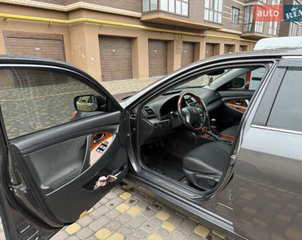 Сірий Тойота Камрі, об'ємом двигуна 2.4 л та пробігом 326 тис. км за 7500 $, фото 1 на Automoto.ua