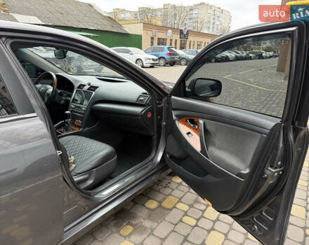 Сірий Тойота Камрі, об'ємом двигуна 2.4 л та пробігом 326 тис. км за 7500 $, фото 4 на Automoto.ua