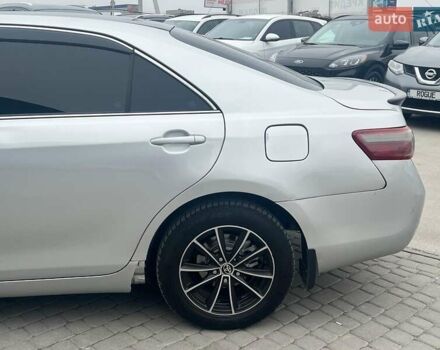 Серый Тойота Камри, объемом двигателя 2.4 л и пробегом 320 тыс. км за 5990 $, фото 5 на Automoto.ua