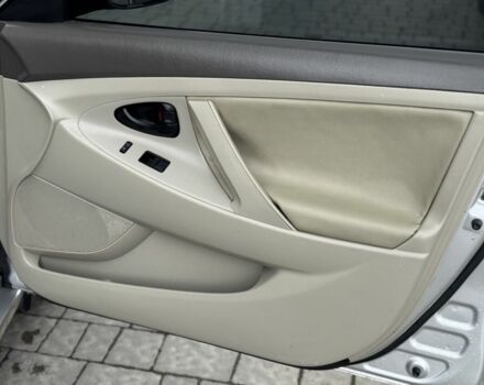 Серый Тойота Камри, объемом двигателя 2.4 л и пробегом 320 тыс. км за 5350 $, фото 12 на Automoto.ua