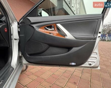 Серый Тойота Камри, объемом двигателя 3.5 л и пробегом 223 тыс. км за 8300 $, фото 28 на Automoto.ua