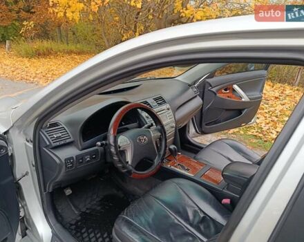 Сірий Тойота Камрі, об'ємом двигуна 2.36 л та пробігом 242 тис. км за 8300 $, фото 7 на Automoto.ua