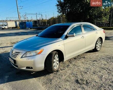 Серый Тойота Камри, объемом двигателя 2.36 л и пробегом 179 тыс. км за 9700 $, фото 1 на Automoto.ua