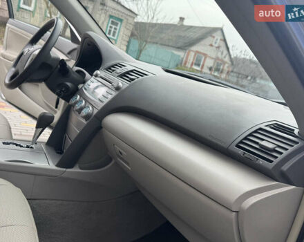 Сірий Тойота Камрі, об'ємом двигуна 2.4 л та пробігом 67 тис. км за 12900 $, фото 32 на Automoto.ua