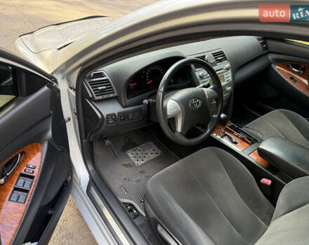 Сірий Тойота Камрі, об'ємом двигуна 2.4 л та пробігом 258 тис. км за 8200 $, фото 2 на Automoto.ua