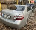 Серый Тойота Камри, объемом двигателя 2.4 л и пробегом 350 тыс. км за 8000 $, фото 1 на Automoto.ua