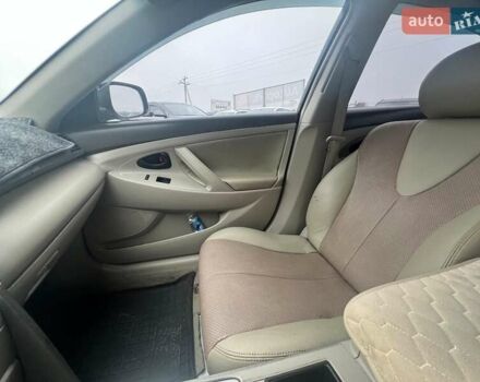 Серый Тойота Камри, объемом двигателя 2.4 л и пробегом 320 тыс. км за 5990 $, фото 20 на Automoto.ua