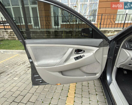 Сірий Тойота Камрі, об'ємом двигуна 2.4 л та пробігом 220 тис. км за 9100 $, фото 61 на Automoto.ua