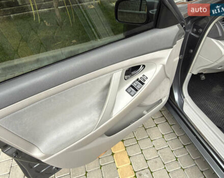 Сірий Тойота Камрі, об'ємом двигуна 2.4 л та пробігом 220 тис. км за 9100 $, фото 62 на Automoto.ua