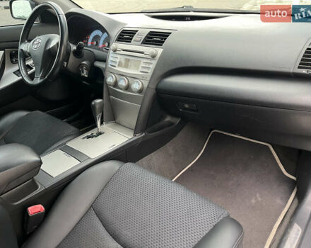 Серый Тойота Камри, объемом двигателя 2.49 л и пробегом 213 тыс. км за 8890 $, фото 6 на Automoto.ua