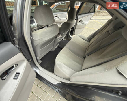 Сірий Тойота Камрі, об'ємом двигуна 2.4 л та пробігом 220 тис. км за 9100 $, фото 46 на Automoto.ua