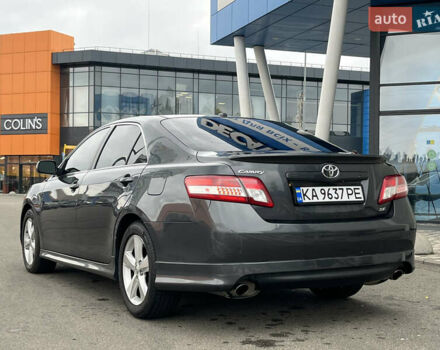 Серый Тойота Камри, объемом двигателя 2.49 л и пробегом 213 тыс. км за 8890 $, фото 4 на Automoto.ua