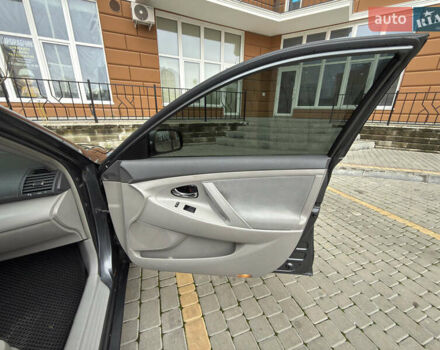 Сірий Тойота Камрі, об'ємом двигуна 2.4 л та пробігом 220 тис. км за 9100 $, фото 57 на Automoto.ua