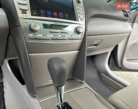 Сірий Тойота Камрі, об'ємом двигуна 2.4 л та пробігом 220 тис. км за 9100 $, фото 67 на Automoto.ua