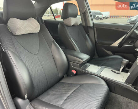 Серый Тойота Камри, объемом двигателя 2.49 л и пробегом 213 тыс. км за 8890 $, фото 7 на Automoto.ua