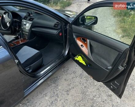 Сірий Тойота Камрі, об'ємом двигуна 2.5 л та пробігом 226 тис. км за 11000 $, фото 9 на Automoto.ua