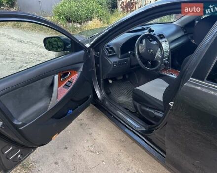 Сірий Тойота Камрі, об'ємом двигуна 2.5 л та пробігом 226 тис. км за 11000 $, фото 6 на Automoto.ua
