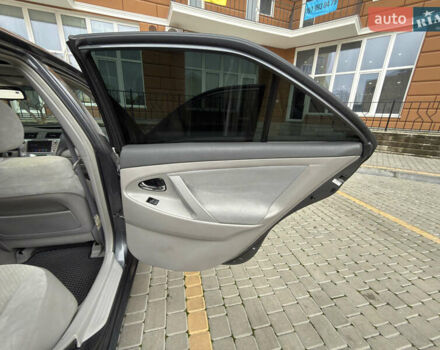 Сірий Тойота Камрі, об'ємом двигуна 2.4 л та пробігом 220 тис. км за 9100 $, фото 49 на Automoto.ua