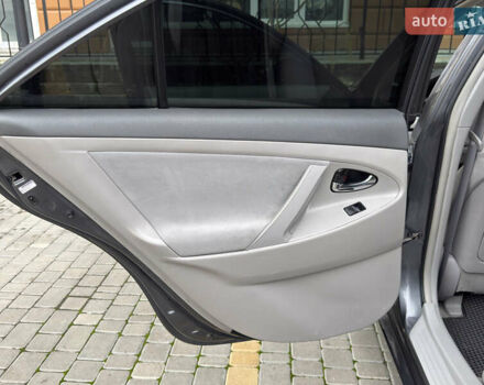 Сірий Тойота Камрі, об'ємом двигуна 2.4 л та пробігом 220 тис. км за 9100 $, фото 45 на Automoto.ua