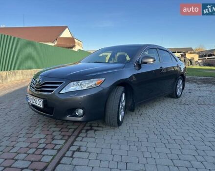 Серый Тойота Камри, объемом двигателя 2.36 л и пробегом 258 тыс. км за 9500 $, фото 1 на Automoto.ua