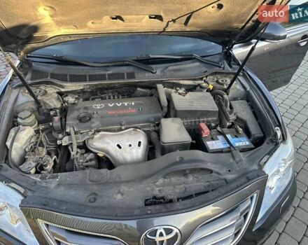 Серый Тойота Камри, объемом двигателя 2.36 л и пробегом 258 тыс. км за 9500 $, фото 19 на Automoto.ua