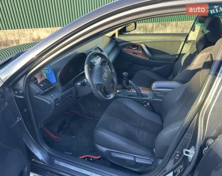 Серый Тойота Камри, объемом двигателя 2.36 л и пробегом 258 тыс. км за 9500 $, фото 8 на Automoto.ua