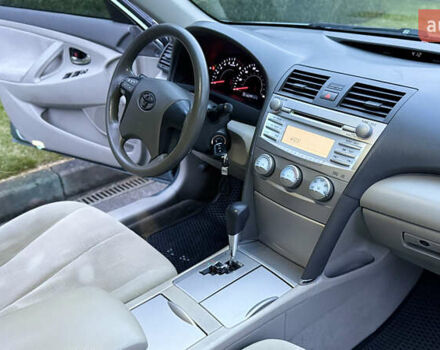 Сірий Тойота Камрі, об'ємом двигуна 2.49 л та пробігом 240 тис. км за 8500 $, фото 8 на Automoto.ua