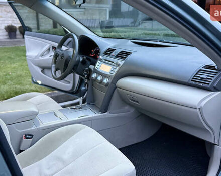 Сірий Тойота Камрі, об'ємом двигуна 2.49 л та пробігом 240 тис. км за 8500 $, фото 7 на Automoto.ua