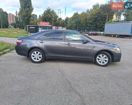 Серый Тойота Камри, объемом двигателя 2.36 л и пробегом 203 тыс. км за 9500 $, фото 3 на Automoto.ua