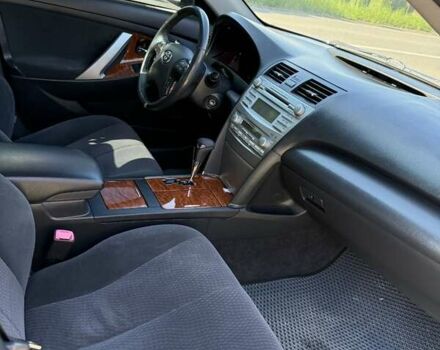 Серый Тойота Камри, объемом двигателя 2.4 л и пробегом 240 тыс. км за 10000 $, фото 3 на Automoto.ua