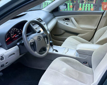 Сірий Тойота Камрі, об'ємом двигуна 2.49 л та пробігом 240 тис. км за 8500 $, фото 6 на Automoto.ua