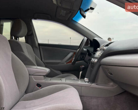 Сірий Тойота Камрі, об'ємом двигуна 2.49 л та пробігом 200 тис. км за 9999 $, фото 19 на Automoto.ua