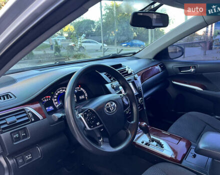 Серый Тойота Камри, объемом двигателя 2.49 л и пробегом 303 тыс. км за 10500 $, фото 16 на Automoto.ua
