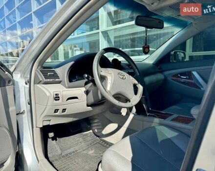 Серый Тойота Камри, объемом двигателя 2.36 л и пробегом 233 тыс. км за 10500 $, фото 6 на Automoto.ua