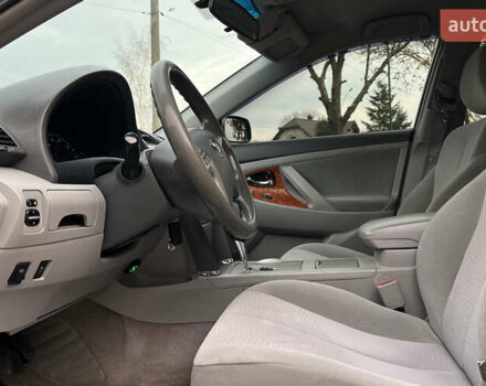 Сірий Тойота Камрі, об'ємом двигуна 2.49 л та пробігом 200 тис. км за 9999 $, фото 8 на Automoto.ua