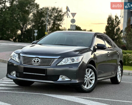 Серый Тойота Камри, объемом двигателя 2.5 л и пробегом 145 тыс. км за 13400 $, фото 2 на Automoto.ua