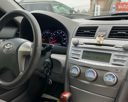 Сірий Тойота Камрі, об'ємом двигуна 2.49 л та пробігом 200 тис. км за 9999 $, фото 9 на Automoto.ua