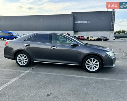 Серый Тойота Камри, объемом двигателя 2.49 л и пробегом 240 тыс. км за 12900 $, фото 12 на Automoto.ua