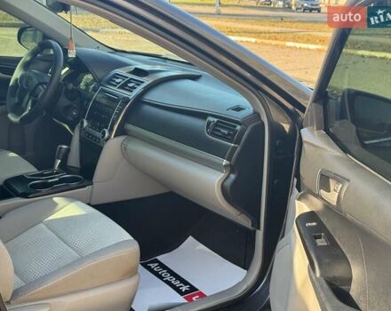 Серый Тойота Камри, объемом двигателя 2.5 л и пробегом 323 тыс. км за 9990 $, фото 11 на Automoto.ua