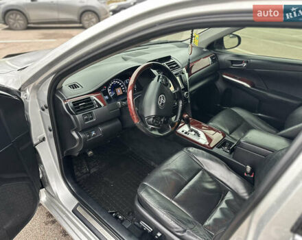 Сірий Тойота Камрі, об'ємом двигуна 2.5 л та пробігом 241 тис. км за 13500 $, фото 7 на Automoto.ua