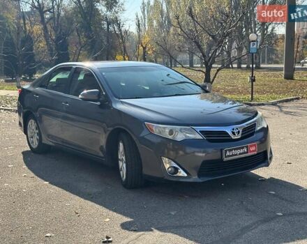 Серый Тойота Камри, объемом двигателя 2.5 л и пробегом 323 тыс. км за 9990 $, фото 2 на Automoto.ua